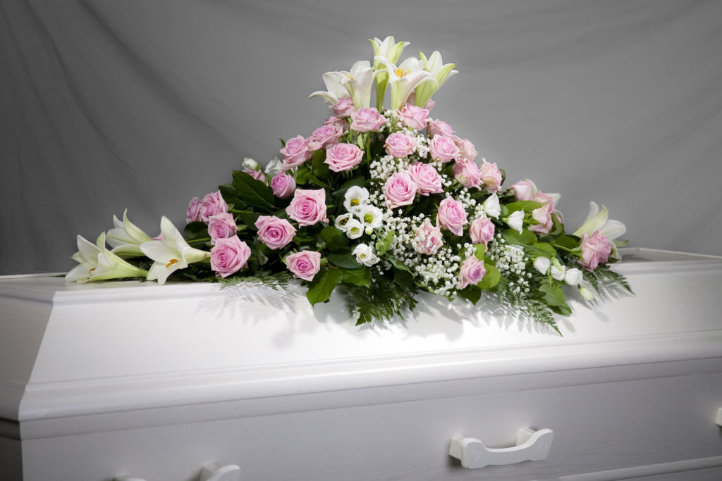 Dekoration med rosa rosor, vita liljor och brudslöja
