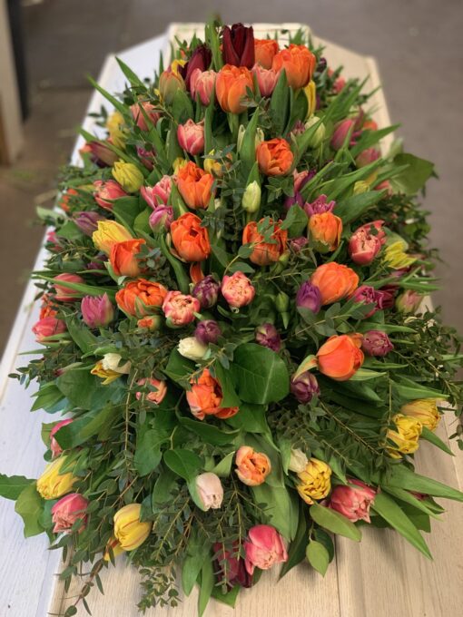 Dekoration med tulpaner i olika färger