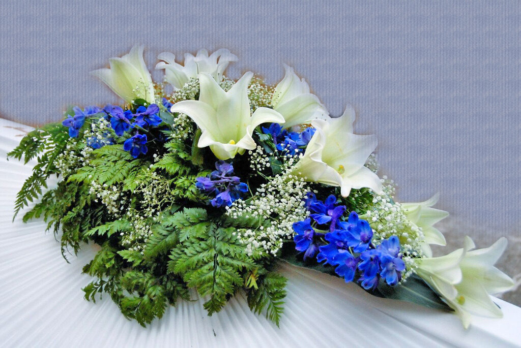 Dekoration med vita liljor och blå iris