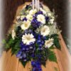 Dekoration med vita gerbera, blå iris och brudslöja samt 3 vita kronljus
