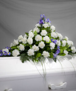 Dekoration med vita nejlikor och blå iris