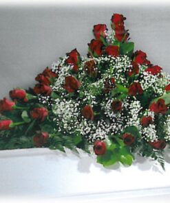 Dekoration med röda rosor och brudslöja