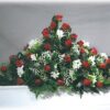 Dekoration med röda rosor, brudslöja och vit freesia