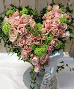 Hjärta med rosa rosor och grönt