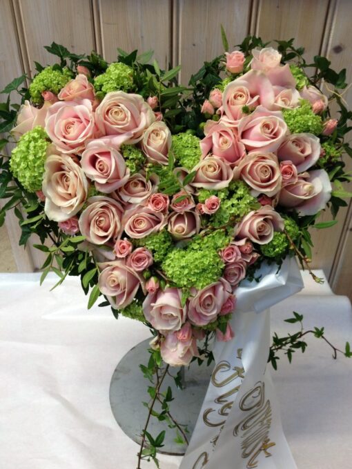 Hjärta med rosa rosor och grönt