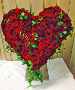 Hjärta med röda rosor och plättar i luften