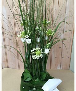 Växande bukett med strå och vita blommor