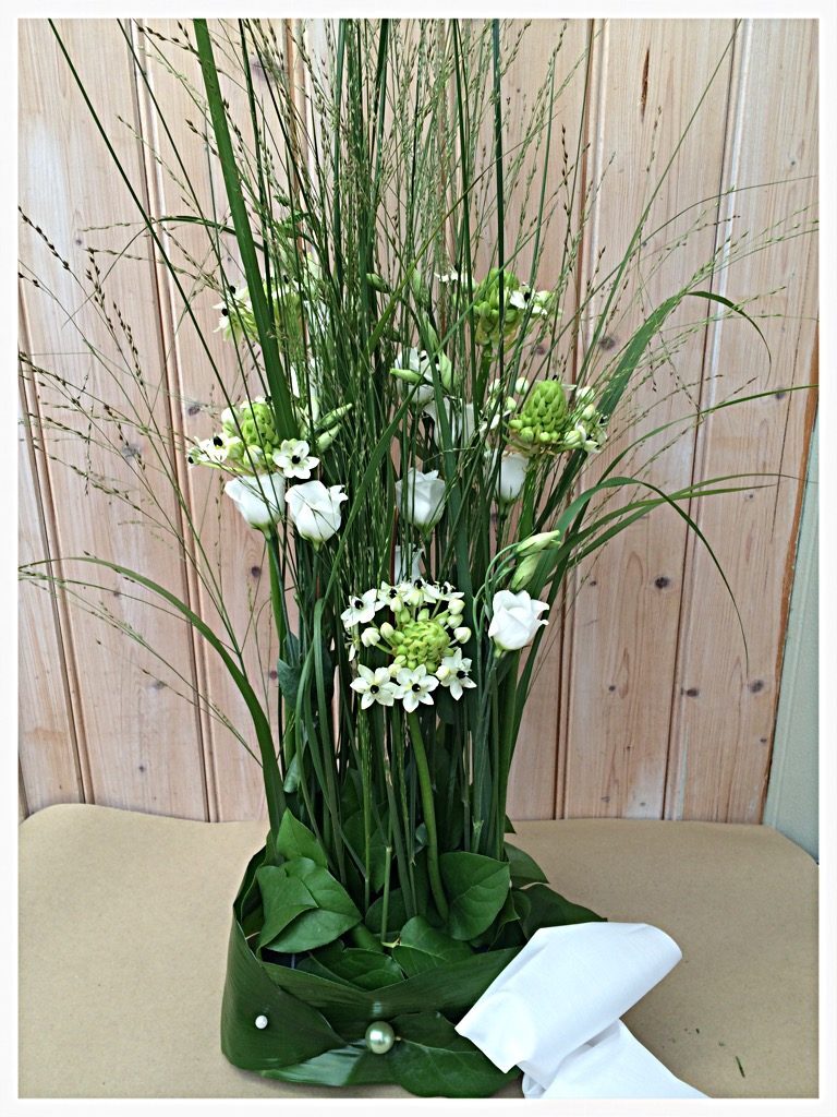 Växande bukett med strå och vita blommor
