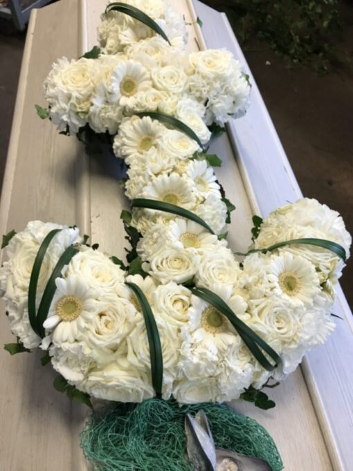Ankare med vita blommor och strå