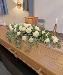Lägre dekoration i vita och gröna toner