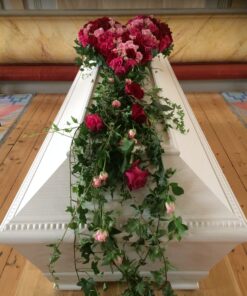 Hjärta med rosa och röda rosor samt murgröna