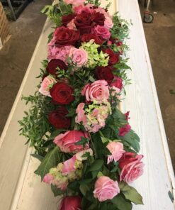 Droppformad dekoration i röda och rosa toner