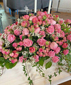 Rosa toner och vit brudslöja
