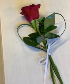 Röd ros med hjärta av strå