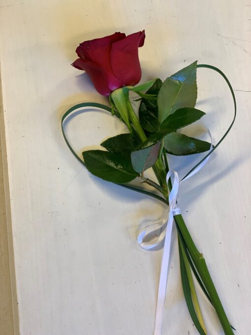 Röd ros med hjärta av strå