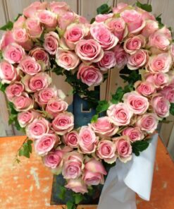 Öppet hjärta med rosa rosor