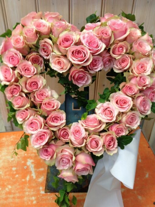 Öppet hjärta med rosa rosor